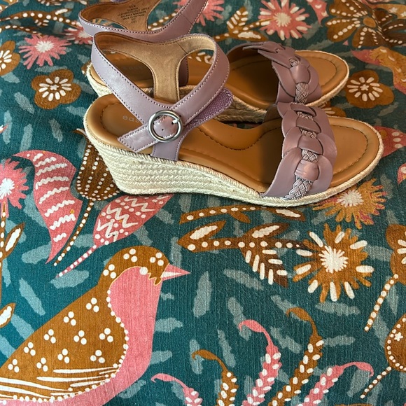 Comfortable - Picture 1 of 2